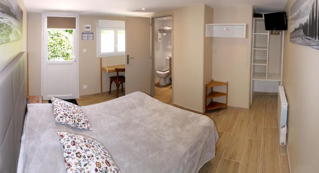 Ένα ή περισσότερα κρεβάτια σε δωμάτιο στο Hôtel Le Printemps