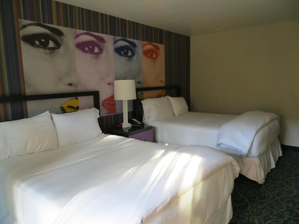 Postel nebo postele na pokoji v ubytování 7 Springs Inn & Suites