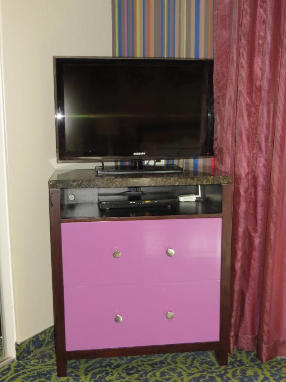 TV a/nebo společenská místnost v ubytování 7 Springs Inn & Suites