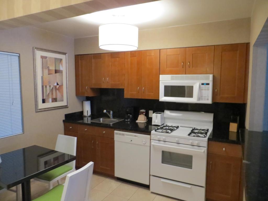 Kuchyň nebo kuchyňský kout v ubytování 7 Springs Inn & Suites