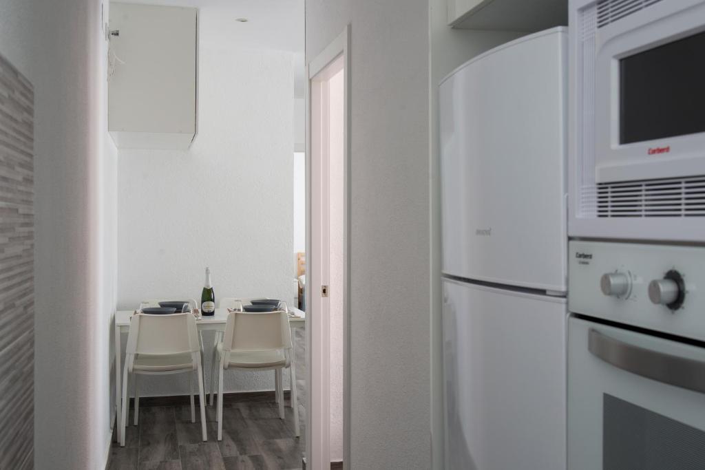 A kitchen or kitchenette at Home Family