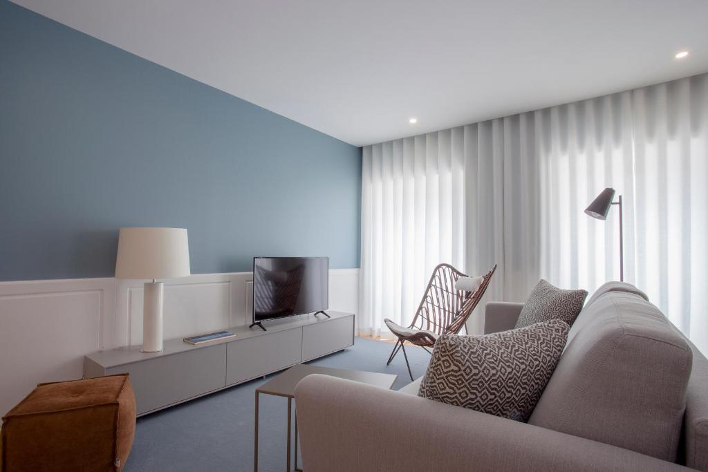 Downtown Luxury Studio with Balcony by Liiiving