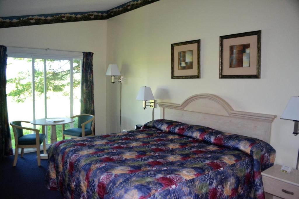 Postel nebo postele na pokoji v ubytování Stratford Suburban Motel