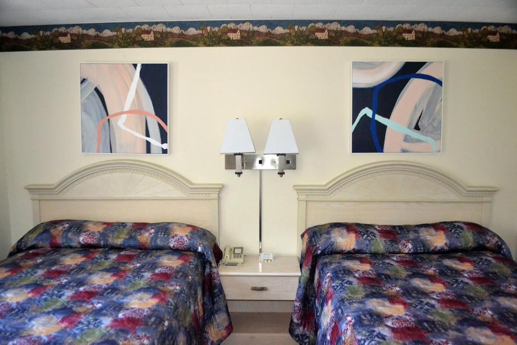 Postel nebo postele na pokoji v ubytování Stratford Suburban Motel