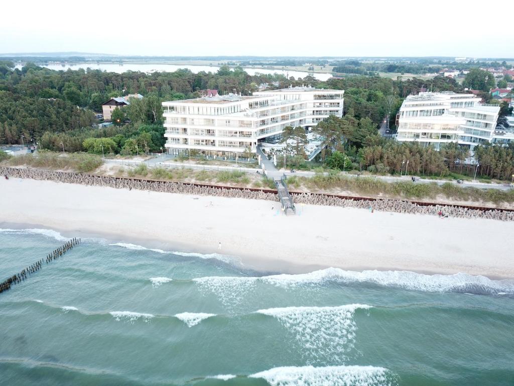 ミエルノにあるApartament Dune A 004の海岸と建物の空中を望む