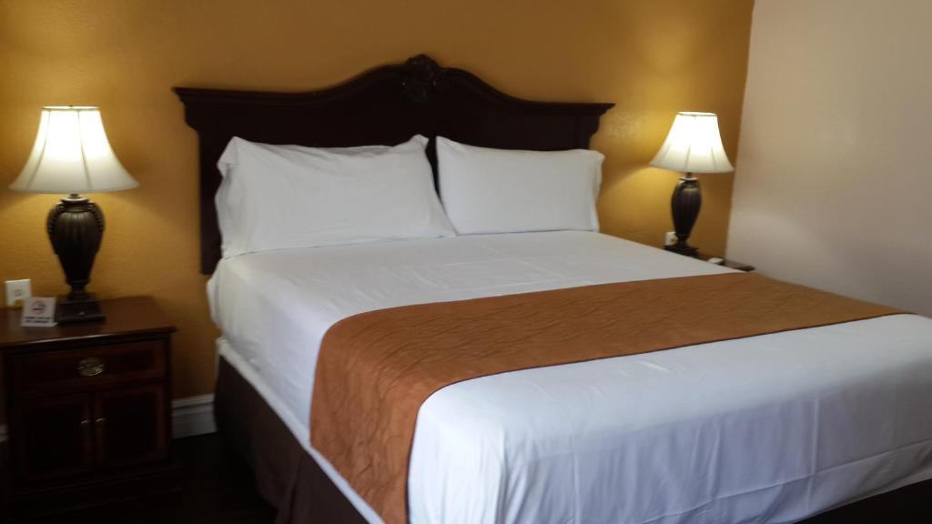 Postel nebo postele na pokoji v ubytování American Regency Inn