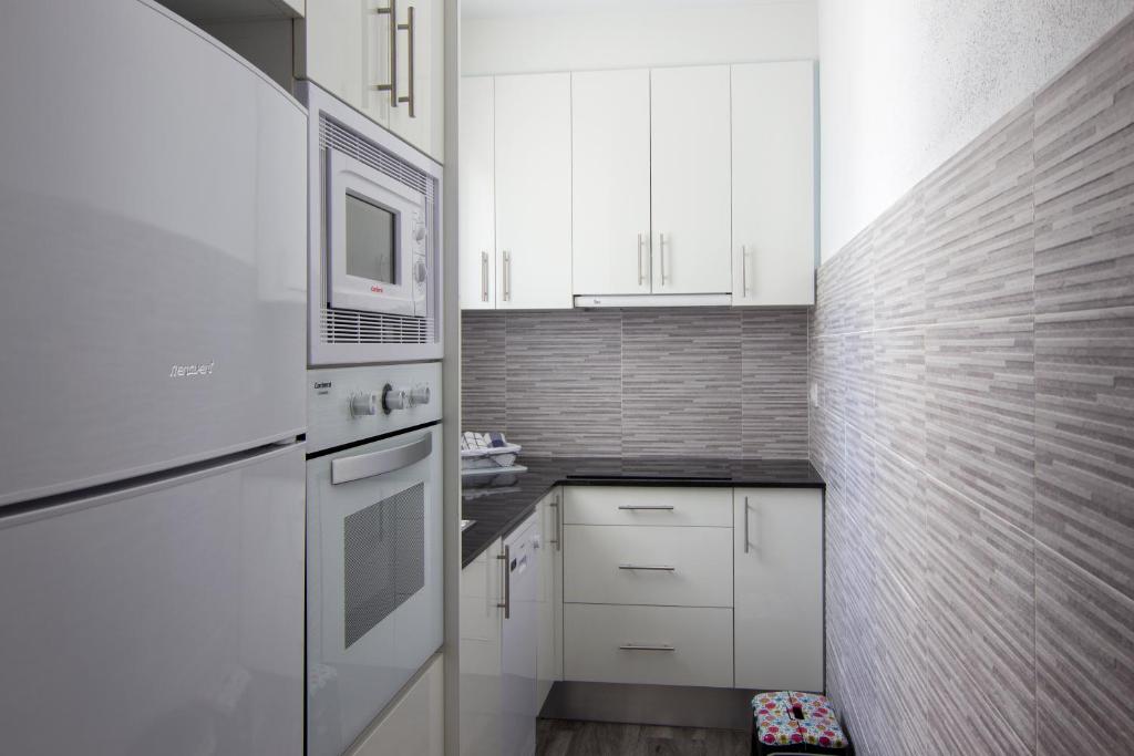 A kitchen or kitchenette at Home Family