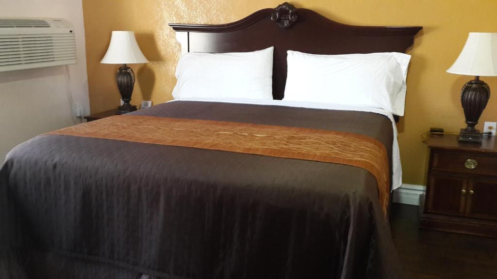 Postel nebo postele na pokoji v ubytování American Regency Inn