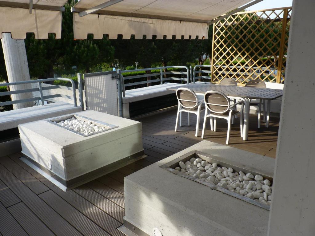 patio con tavolo e sedie su una terrazza di Casa Iglesias a Cavallino-Treporti