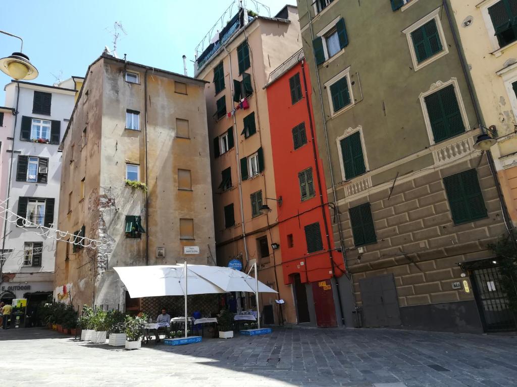 een paraplu voor sommige gebouwen bij La Dimora del Marinaio in Genua