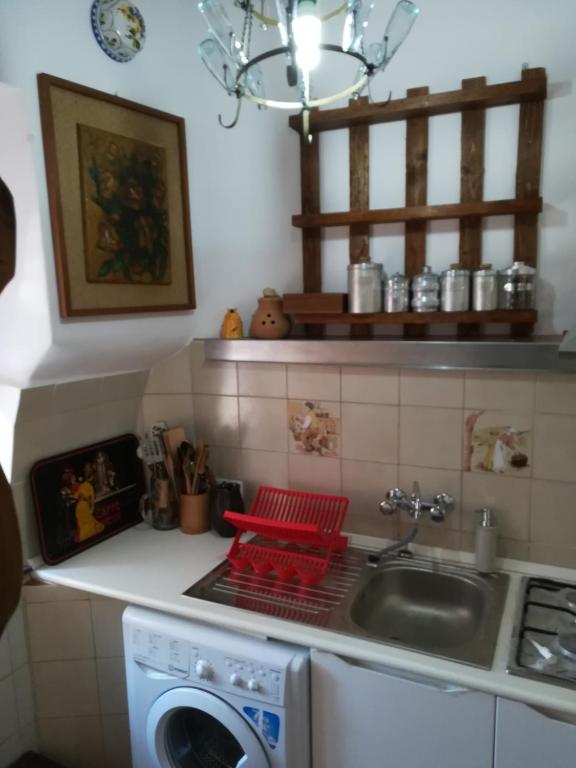 kuchnia ze zlewem i pralką w obiekcie La Dimora del Marinaio w Genui