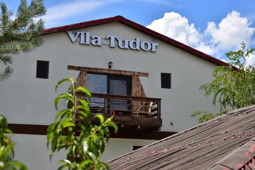 北瑪麥亞–納沃達里的住宿－Vila Tudor Mamaia Nord，白色的建筑,上面有读别墅扑克的标志