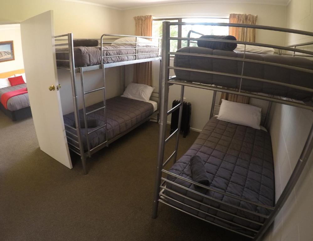 Letto o letti in una camera di Mt Aspiring Holiday Park