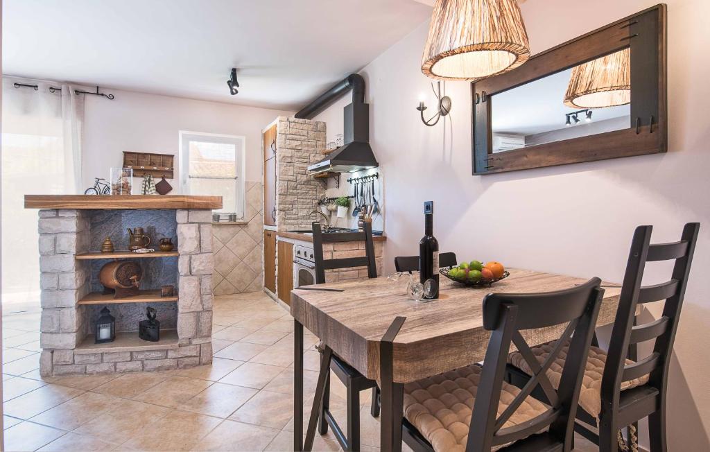 kuchnia i jadalnia ze stołem i lustrem w obiekcie Istriamazing apartments w Puli