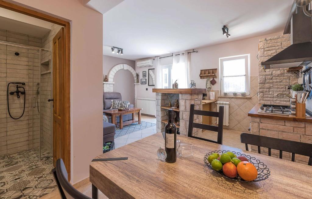 eine Küche und ein Wohnzimmer mit einem Tisch und einer Obstschale in der Unterkunft Istriamazing apartments in Pula