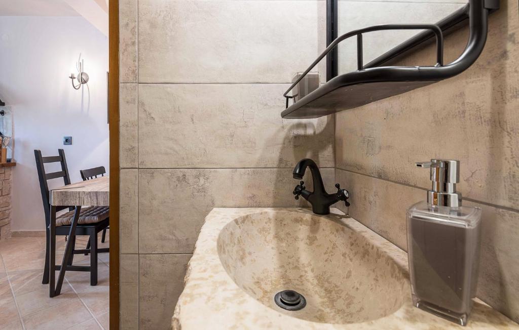 łazienka z umywalką i dozownikiem mydła w obiekcie Istriamazing apartments w Puli
