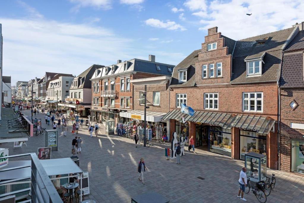 Eine Straße in einer Stadt mit Leuten, die herumlaufen in der Unterkunft Die Schlosserei in Westerland