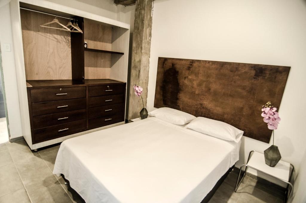 Postel nebo postele na pokoji v ubytování Moonshine Boutique Hostal