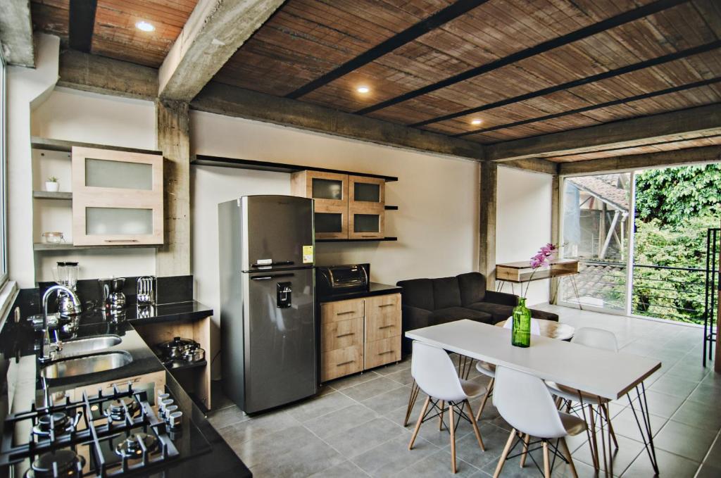 Kuchyň nebo kuchyňský kout v ubytování Moonshine Boutique Hostal