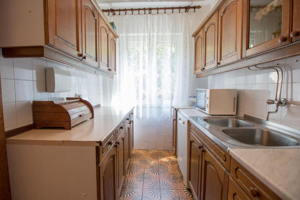 Kuchyň nebo kuchyňský kout v ubytování Apartments Gorana