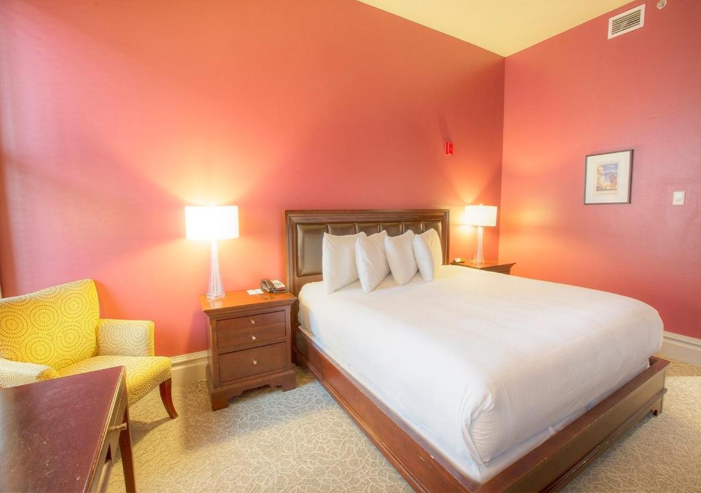 Postel nebo postele na pokoji v ubytování Montvale Hotel