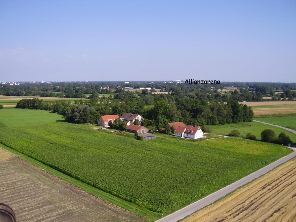 eine Luftansicht eines Feldes mit Häusern und einer Straße in der Unterkunft Gasthaus Mooshäusl in Hebertshausen