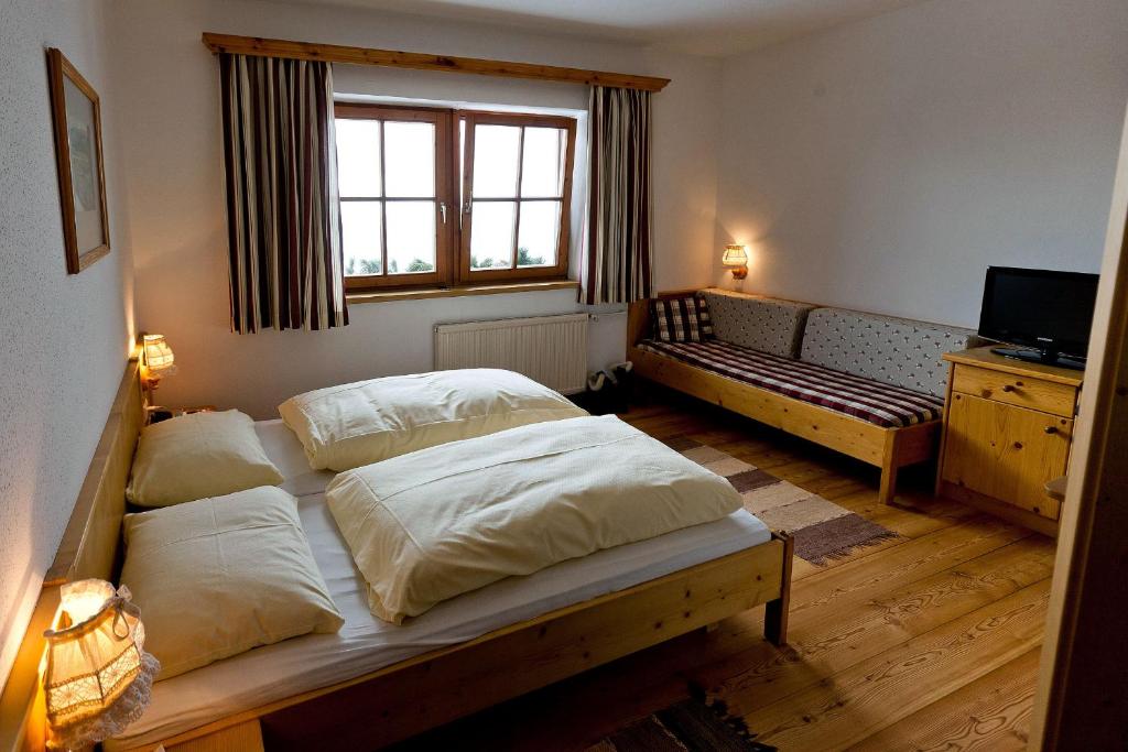 Postel nebo postele na pokoji v ubytování AlmDorf Tonnerhütte