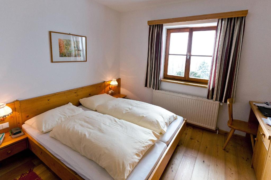 Postel nebo postele na pokoji v ubytování AlmDorf Tonnerhütte