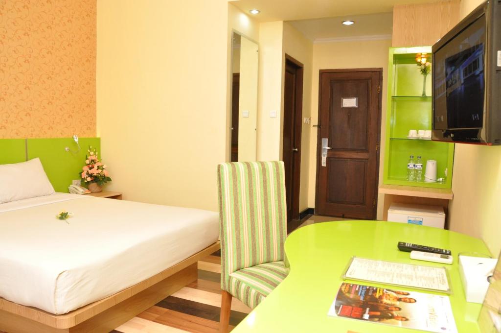 TV a/nebo společenská místnost v ubytování Pandanaran Hotel