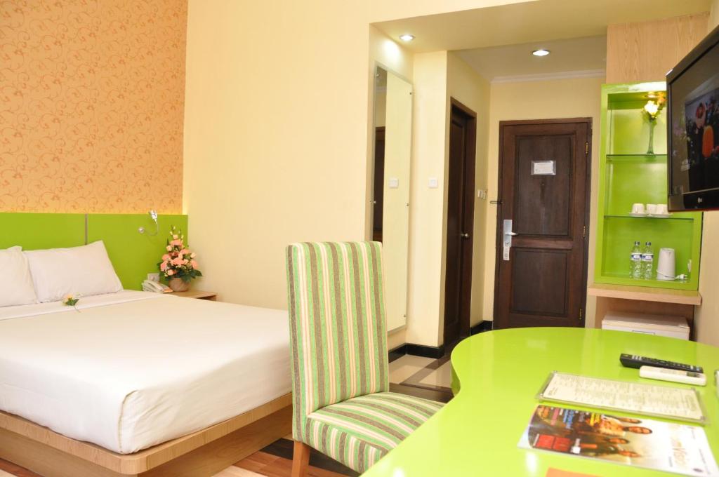 Postel nebo postele na pokoji v ubytování Pandanaran Hotel