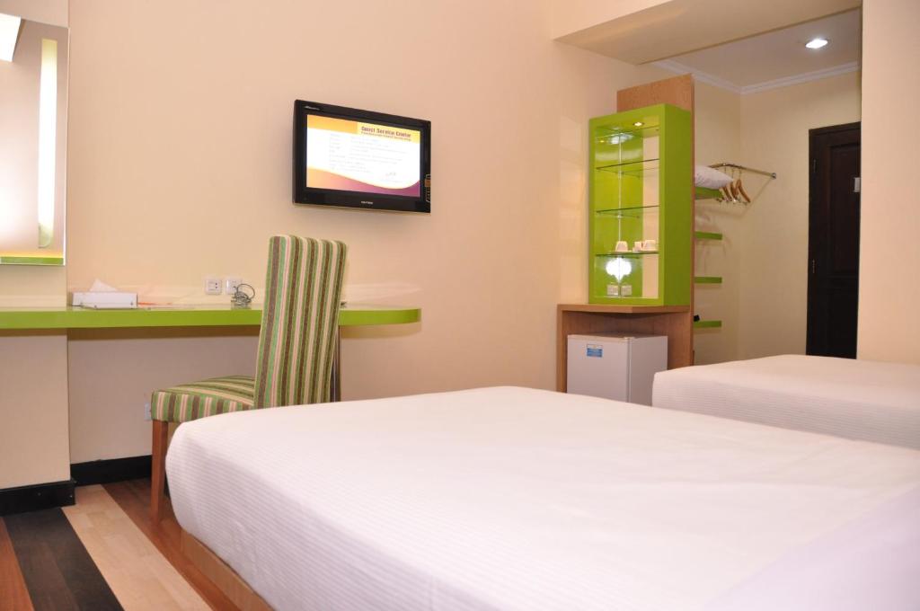 Postel nebo postele na pokoji v ubytování Pandanaran Hotel