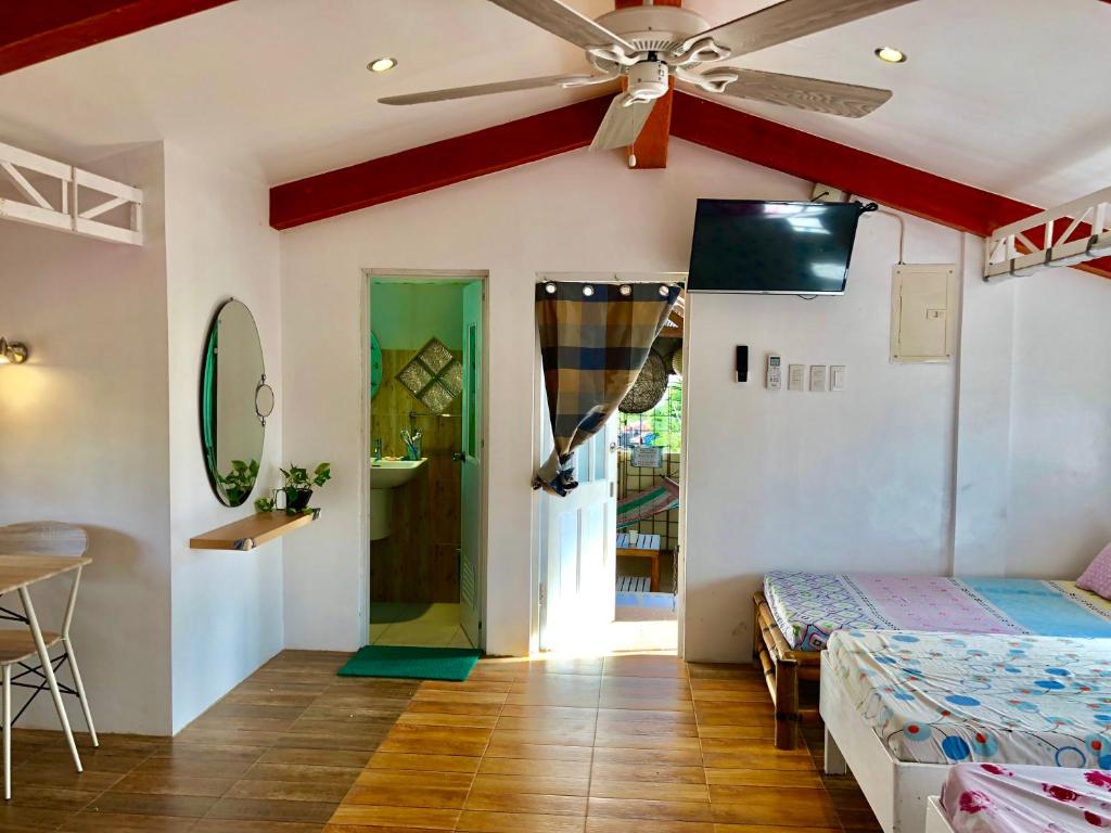 TV a/nebo společenská místnost v ubytování Balai Tinay Guesthouse