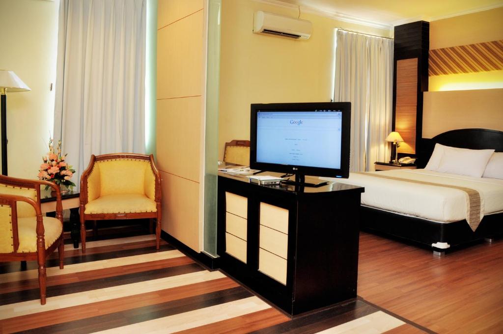 TV a/nebo společenská místnost v ubytování Pandanaran Hotel