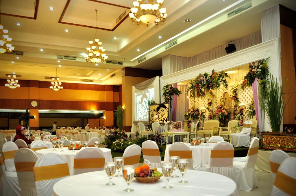 Restaurace v ubytování Pandanaran Hotel