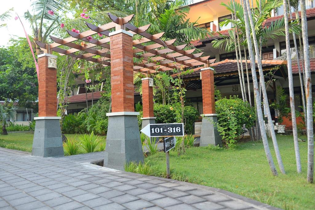 Un jardín fuera de Palm Beach Hotel Bali