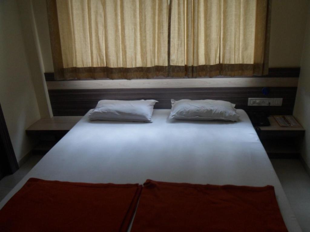 Postel nebo postele na pokoji v ubytování Hotel Vaishali