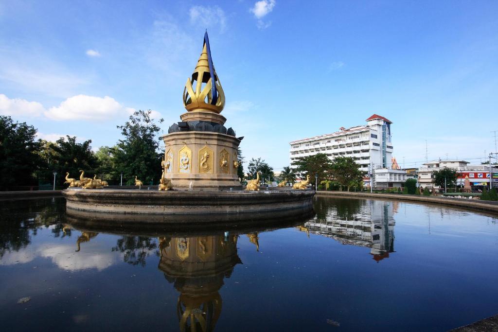 a fountain in the middle of a body of water at Chakungrao Riverview Hotel in Kamphaeng Phet
