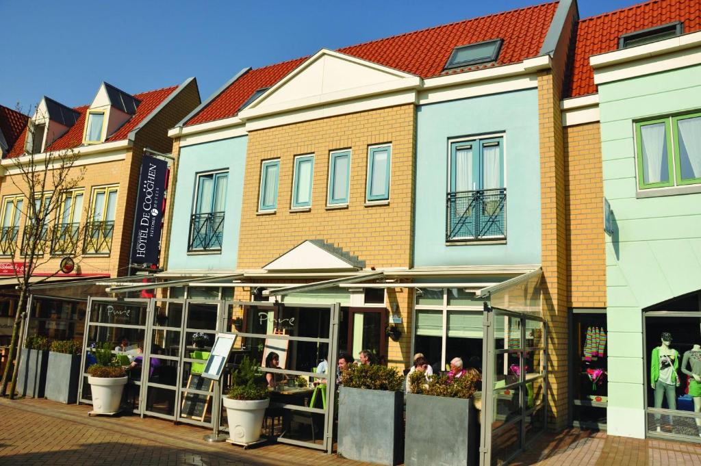 a row of buildings on a city street at Fletcher Hotel - Restaurant de Cooghen in De Koog