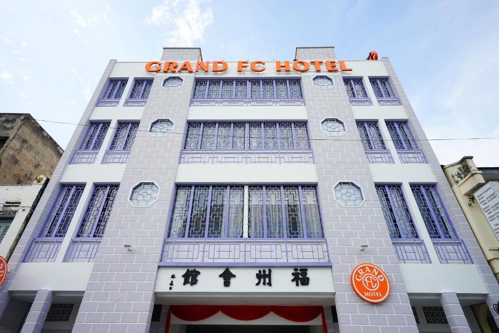 un edificio con un letrero que lee grandioso para el hotel en Grand FC Hotel, en George Town