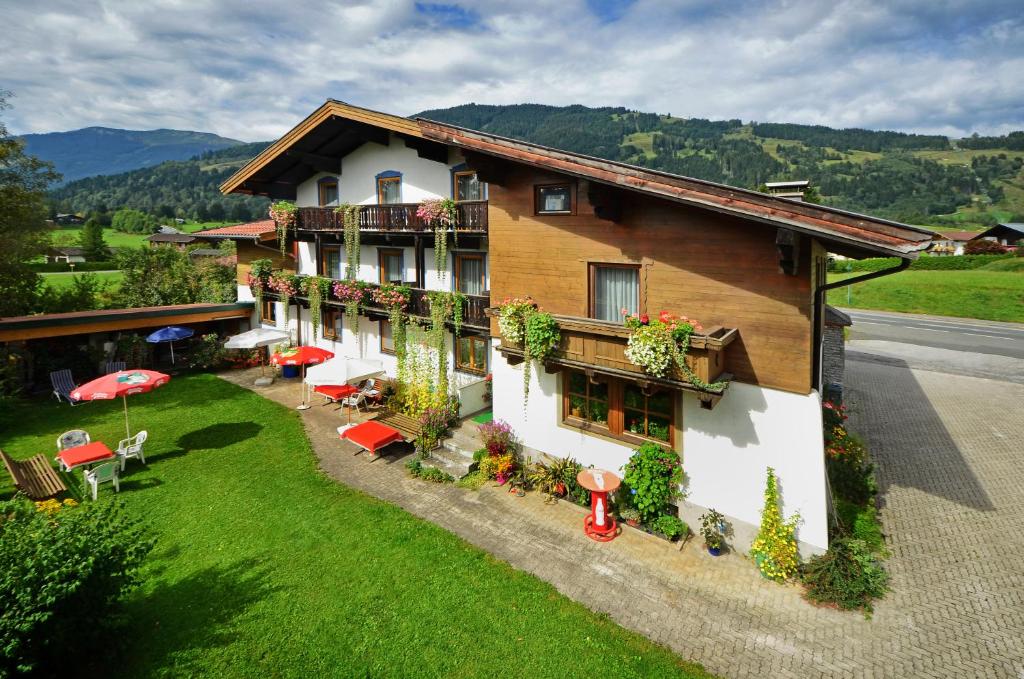 ein Gebäude mit nebenstehenden Pflanzen in der Unterkunft Pension Erlhof in Saalfelden am Steinernen Meer