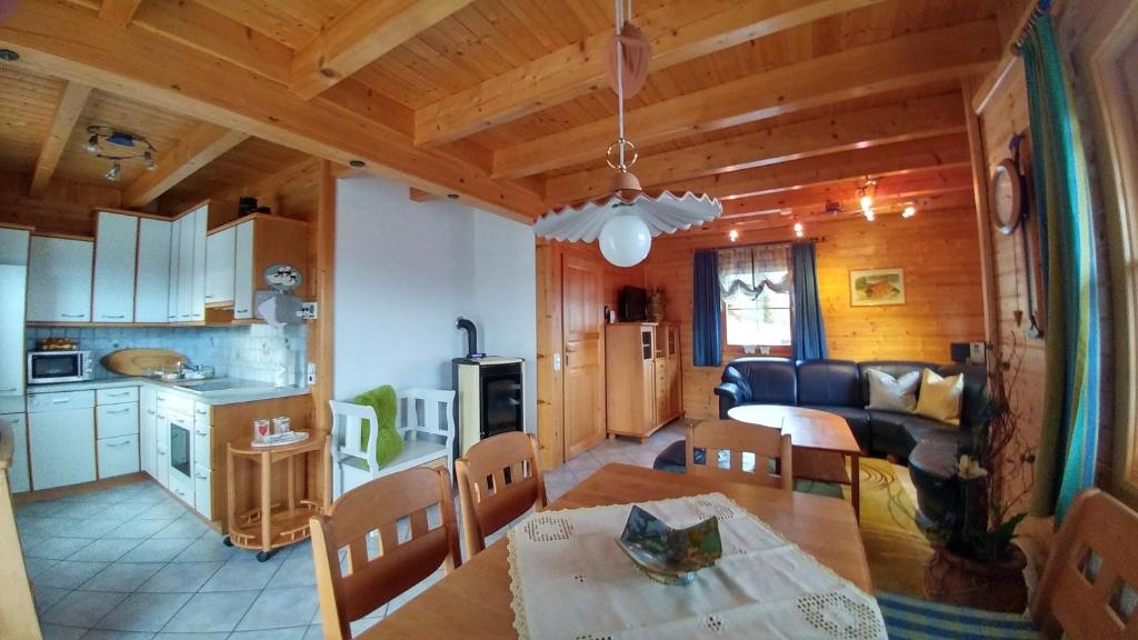 Köök või kööginurk majutusasutuses Almchalet Orter