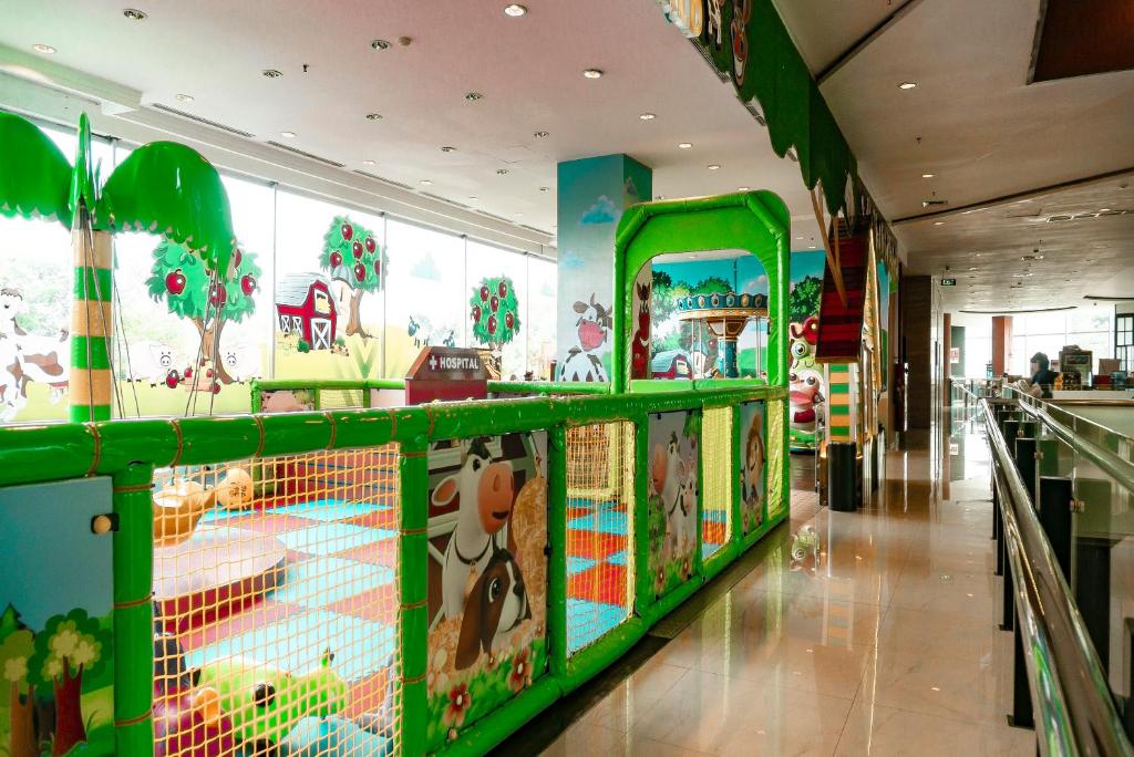 Supermarket nebo jiné obchody v  hotelu nebo okolí