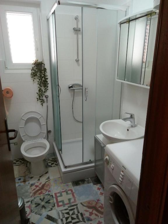 łazienka z prysznicem, toaletą i umywalką w obiekcie Studio Relax Punat w mieście Punat