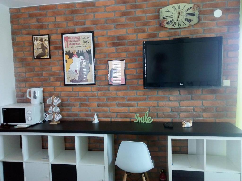 Czarny stół z telewizorem na murze w obiekcie Studio Relax Punat w mieście Punat