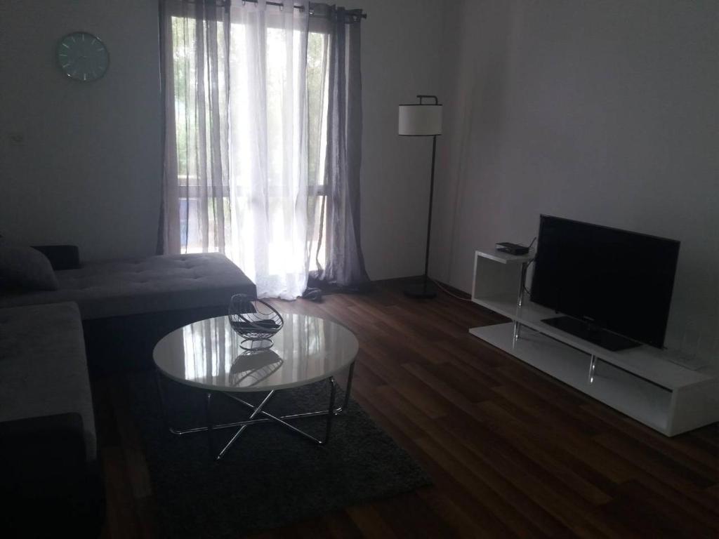 Televízia a/alebo spoločenská miestnosť v ubytovaní Villa Rose Ann
