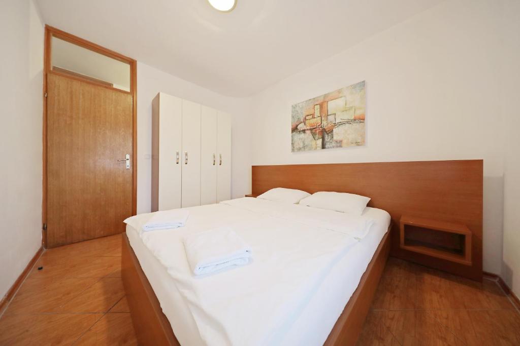 Postel nebo postele na pokoji v ubytování Apartmani "Jadran"