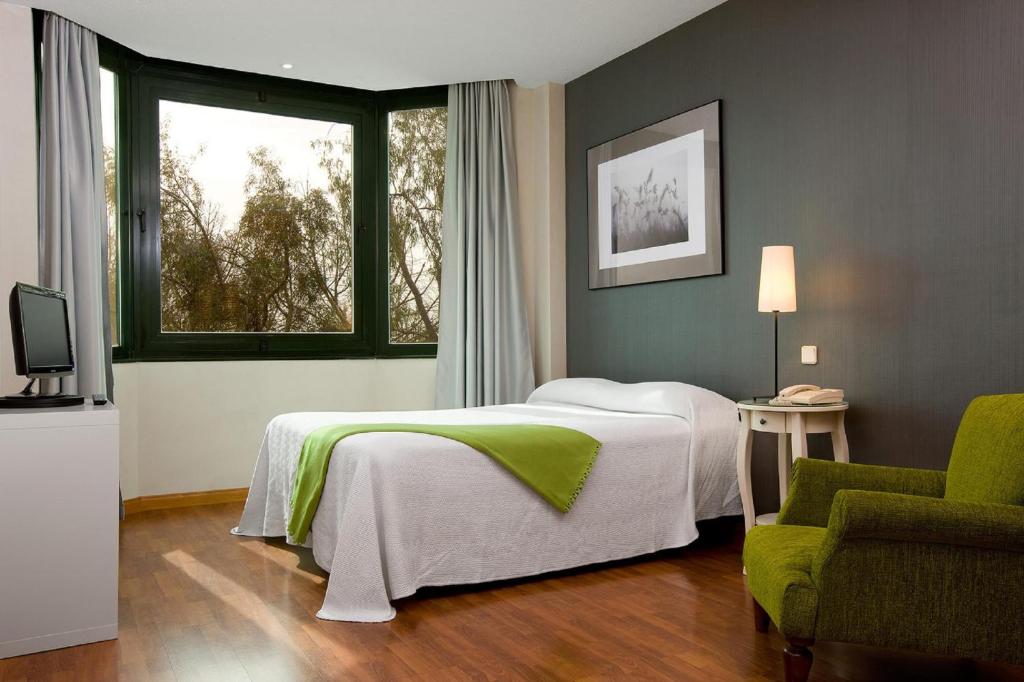 Habitación de hotel con cama y ventana en Apartamentos TH Las Rozas en Las Rozas de Madrid