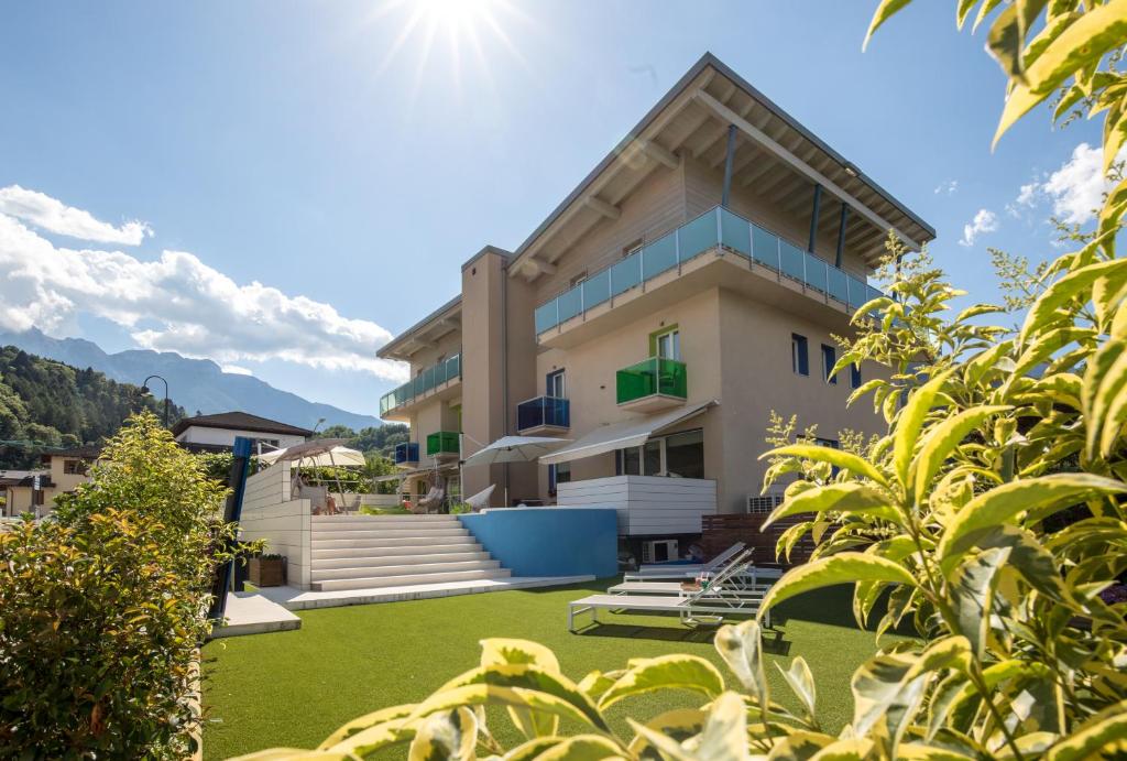 dom z trawnikiem przed nim w obiekcie Energy Hotel w mieście Calceranica al Lago