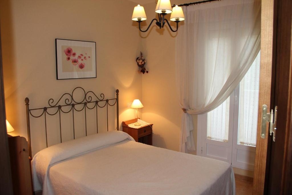 Postel nebo postele na pokoji v ubytování Casa Estacion de Benaojan