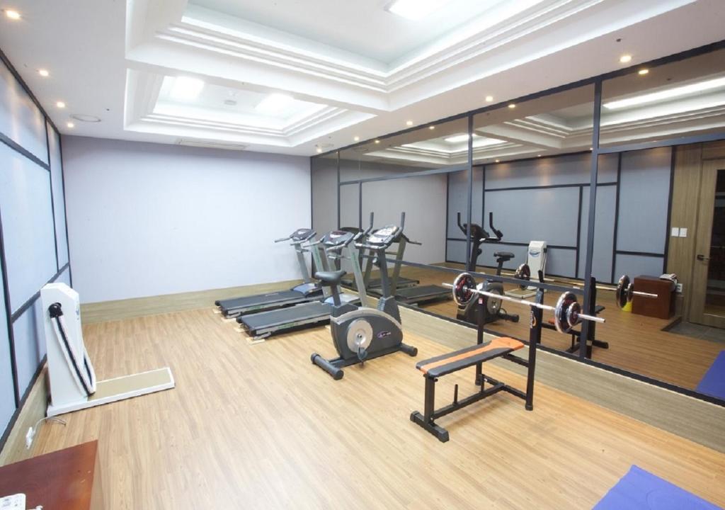 Fitness centrum a/nebo fitness zařízení v ubytování The Koryo Hotel